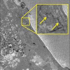 Varosha – Vegetationsanalyse: Ergebnisse der Veränderungsanalyse der Vegetation über ein Jahr. Je heller eine Fläche dargestellt wird, umso höher war die Zunahme der Vegetation. Je dunkler eine Fläche dargestellt wird, umso höher war die Abnahme der Vegetation. Die Pfeile weisen auf eine Abnahme der Vegetation hin, die zwischen 24. Dezember 2019 und 3. Jänner 2021 stattfand. (Foto: United Nations)