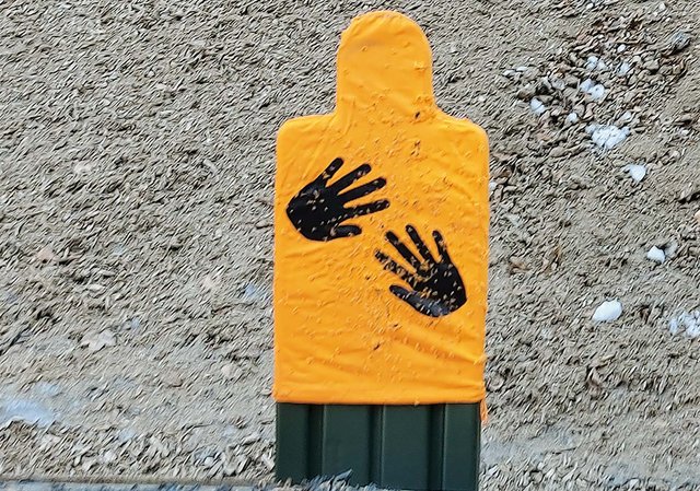 Scheiben bewaffnet und unbewaffnet: Der Überzug wird auf eine Klapp- oder Wendeklappscheibe angebracht. Damit trainiert der Schütze das Identifizieren des Zieles als bewaffnet oder unbewaffnet und setzt die befohlene Maßnahme. (Foto: Bundesheer/Gerald Weihs)