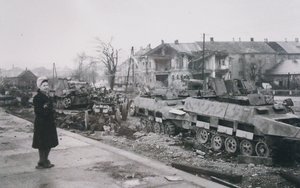 Zerstörtes Kriegsgerät am Bahnhof Amstetten. (Foto: Stadtarchiv Amstetten)