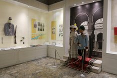 Das zentrale Ausstellungsstück in dem Museum an der Attentatstelle sind die Puppen von Franz Ferdinand und Sophie Chotek. Sie zeigen die beiden beim Verlassen des Rathauses von Sarajewo, bevor sie in das Auto steigen, in dem sie erschossen werden. (Foto: Truppendienst/Gerold Keusch)  