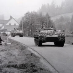 Ein Saurer-Schützenpanzer fährt durch eine noch nicht aktivierte Panzerigelsperre. (Foto: Archiv Truppendienst)