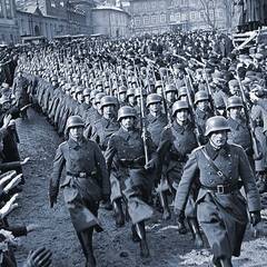 Der Großteil der deutsche Bevölkerung von Prag bejubelt die deutschen Soldaten bei ihrem Einmarsch. (Foto: unbekannt/gemeinfrei)