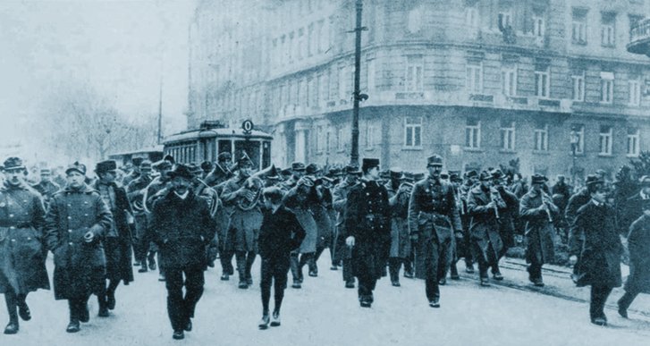 Die Volkswehr marschiert mit Musik durch Wien. (Foto: Archiv RedTD/HGM)
