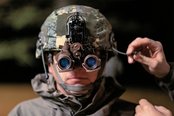 Die Begleitausbildung umfasste die Handhabung der Nachtsichtbrille NYX 3D. (Foto: Bundesheer/Gerald Weihs)