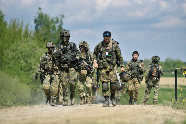 TRIAS 25: Drei Nationen übten gemeinsam. Schweizer und österreichische Soldaten marschieren nach einem Übungsangriff zurück in die Ausgangsstellung. Der nächste Durchgang steht heran. (Foto: Bundesheer/Sarah Polak)