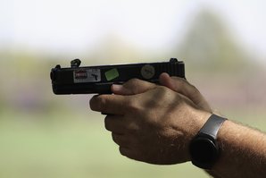 Trockentraining mit der P80: Ein Kieselstein wird auf die Waffe gelegt und danach der Abzug betätigt. Bleibt der Stein auf der Pistole liegen, wurde der Abzug „richtig“ betätigt. (Foto: Bundesheer/Sascha Harold)