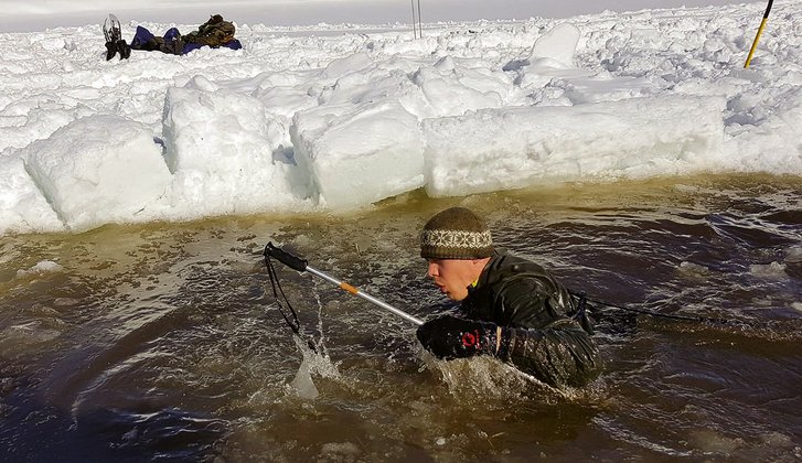 Der Sprung ins Wasser ist einer der Höhepunkte vom "Überlebenskurs Winter". Dabei wird das Verhalten bei einem Einbruch ins Eis geübt. (Foto: Bundesheer)