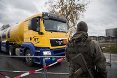 Fahrzeugkontrolle bei der Zufahrt zum Schutzobjekt Ölhafen Lobau. (Foto: Nick Rainer)