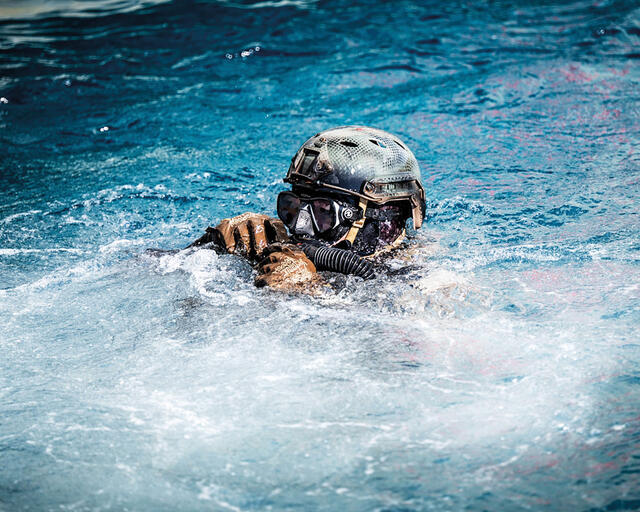 Ein Kampfschwimmer geht in die Kreislaufatmung über. (Foto: Bundesheer/Paul Kulec)