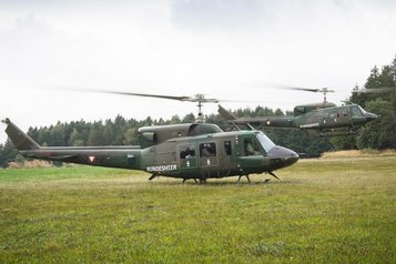 Zwei Augusta Bell 212 fliegen uns von einer Station zur nächsten. (Foto: Bundesheer/Gunter Pusch)