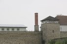 Wachturm und Schornstein eines Krematoriums des ehemaligen Konzentrationslagers. (Foto: RedTD/Keusch)
