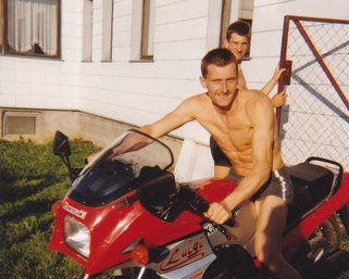 Luis bei seiner großen Leidenschaft in den 1980er-Jahren, dem Motorradfahren. (Foto: Archiv Wildpanner)