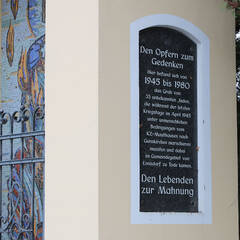 Bildstock in der Ennsdorfer Westbahn Straße mit Gedenktafel an die Opfer der Todesmärsche des Jahres 1945. (Foto: RedTD/Gerold Keusch) 