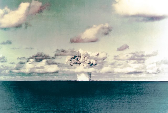 Die erste Unterwasseratomexplosion im Bikini-Atoll am 25. Juli 1946. (Foto: U.S. Navy photo NH 85805-KN; gemeinfrei)