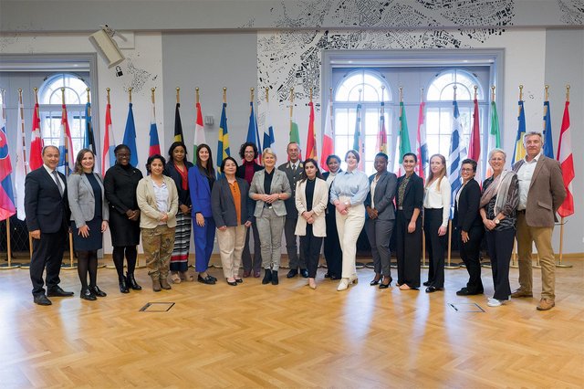 Alle Teilnehmerinnen des ersten UN-Munitonslagerkurses für Frauen mit Bundesministerin Klaudia Tanner. (Foto: HBF/Gunter Pusch)