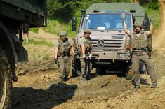 Ein steckengebliebenes Versorgungsfahrzeug wird durch eigene Kräfte geborgen. (Foto: Bundesheer/StbB3)