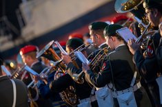 240 Soldatinnen und Soldaten musizierten auf der Mörbischer Seebühne für den guten Zweck. (Foto: BMLV/Laura Heinschink)