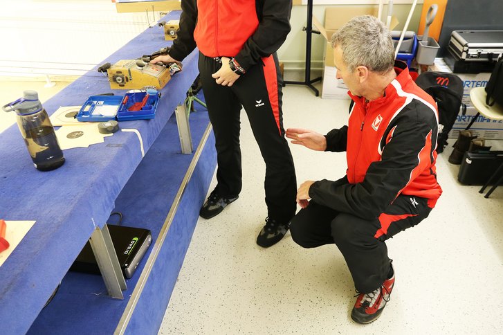 Franz Steiner erklärt die optimale Beinhaltung für das Sportschießen. (Foto: TDRed/Gerold Keusch)