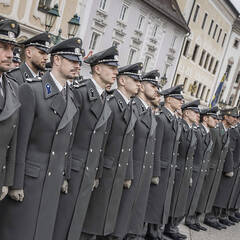 Am Ennser Stadtplatz angekommen, nehmen die Unteroffiziere die Formation für den "Tag der Wachtmeister" ein. (Foto: Bundesheer/Rainer Zisser)