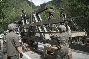60 Pioniere errichteten im August 2019 nach dem Hochwasser im Salzburger Rußbach eine Ersatzbrücke, um den Verkehr in den Ort wieder herzustellen. (Foto: Bundesheer/Pusch)