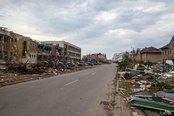 Ein durch den Tornado verwüsteter Straßenzug in Luzice. (Foto: Tadeas Bednarz; CC BY-SA 4.0)