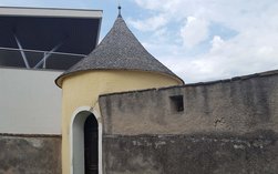 Turm bei der Mauer der Wehrkirche in Oberwölbling. (Foto: L. Aschenbrenner)