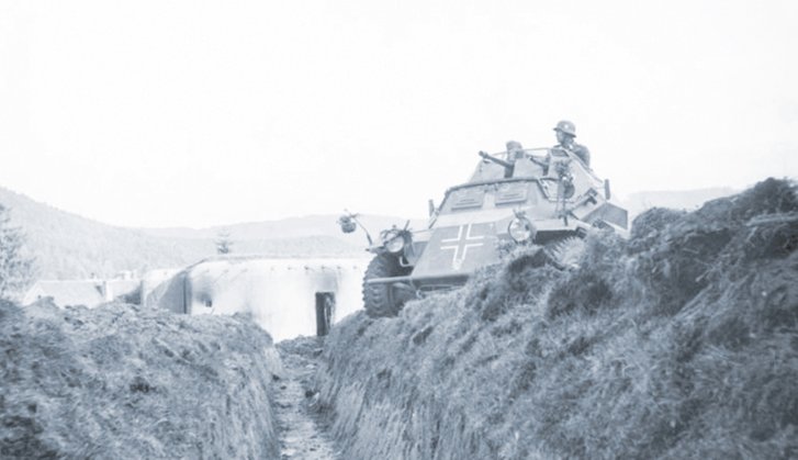 Ein Panzerspähwagen (Sd.Kfz.222) der Deutschen Wehrmacht vor einem MG-Bunker 37 mit Verbindungsgraben im Oktober 1938. (Foto: Bundesarchiv, Bild 183-H13396/CC-BY-SA 3.0)