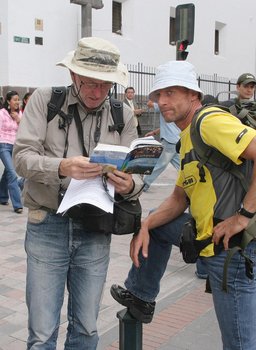 Luis mit einem seiner Betreuer bei der Stadtbesichtigung von Quito, der höchstgelegenen Hauptstadt der Welt, in den Tagen vor der Weltmeisterschaft. (Foto: Werner Planer)
