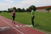 Nach jeder absolvierten Runde wird den Teilnehmerinnen die Zwischenzeit mitgeteilt.
 (Foto: Bundesheer/Gerold Keusch)