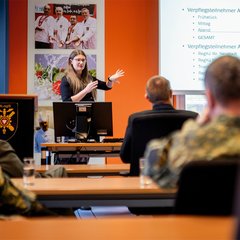 Die tägliche Nahrungsversorgung der Truppe ist eine anspruchsvolle Aufgabe, die weit mehr umfasst als das Zubereiten von Speisen. Vom Einkauf der Lebensmittel bis zur Verteilung der Mahlzeiten in den Kasernen müssen viele komplexe Abläufe reibungslos funktionieren, um täglich etwa 22 000 Soldaten mit einwandfreien und ernährungsphysiologisch optimierten Mahlzeiten zu versorgen. (Foto: Bundesheer/Carina Karlovits)