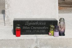 Nachträglich (vermutlich 2020) aufgestellter Gedenkstein für einen sowjetischen Soldaten, der bei den Kämpfen um Wilhelmsburg fiel. (Foto: RedTD/Keusch)