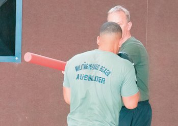 Partnerübung mit Hilfsmittel. (Foto: RedTD/Klara Oppenheim)