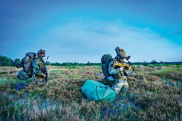 Nachdem die deutschen und österreichischen Vorauskräfte der Aufklärung gelandet sind, versorgen sie ihre Fallschirme unter gegenseitiger Sicherung. (Foto: Bundesheer/Michael Steinberger)