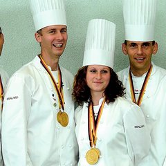 Unter der Leitung von Wolfgang Wurzer (ganz rechts) entwickelte sich nach und nach die mehrfach ausgezeichnete heutige Lehrgruppe Ernährung. (Foto: Bundesheer/Archiv Heereslogistikschule)