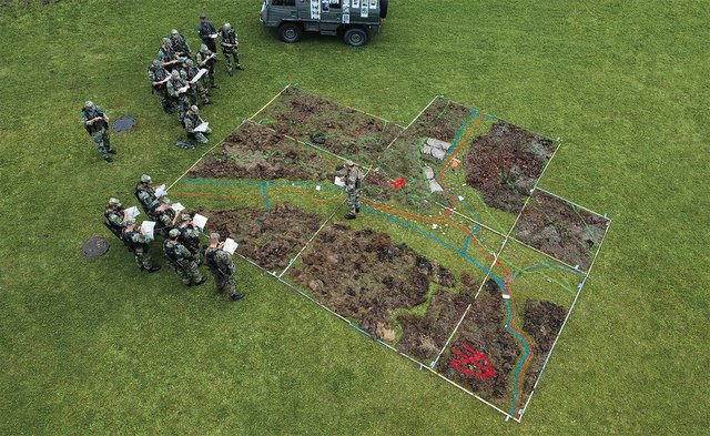 Die schulmäßige Befehlsausgabe auf dem Geländesandkasten ist ein zentrales Element  in der Führungsausbildung. (Foto: Bundesheer)