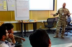 Ausbildung afghanischer PsyOps-Soldaten im Lehrsaal. (Foto: Bundesheer/Abteilung PsyOps)