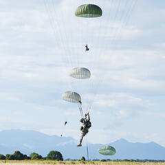 US-Fallschirmjäger bei einer Übung. (Foto: U.S. Army/Erica J. Knight; gemeinfrei)