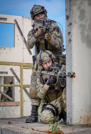 Soldaten beim Ortskampf mit dem neuen Kampfanzug. (Foto: Bruno Planer)
