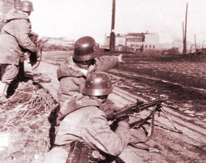 Ein Maschinengewehrschütze erhält den Kampfauftrag von seinem Kommandanten an der Ostfront. (Foto: Archiv TD)