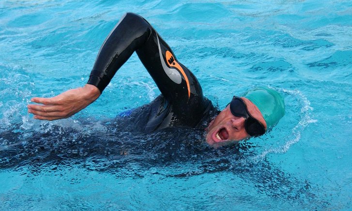 Luis während des Schwimmbewerbs beim Ultra-Triathlon in Lensahn. (Foto: HBF/Lechner)