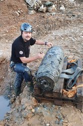 Eine 500-kg-Bombe, die nach der Entschärfung für den Abtransport vorbereitet ist. (Foto: Manuel Martinovic)