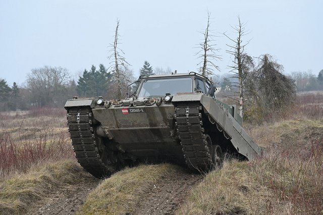 Bei der Ausbildung zum Panzerfahrer werden speziell umgebaute Panzer verwendet, bei denen die Lafette entfernt wurde, um dem Fahrschüler das sichere Erlernen des Fahrens zu ermöglichen. (Foto: Bundesh