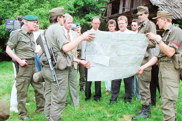 Verteidigungsminister Werner Fasslabend bei einer Lageeinweisung in Kärnten. (Foto: Bundesheer)