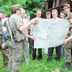 Verteidigungsminister Werner Fasslabend bei einer Lageeinweisung in Kärnten. (Foto: Bundesheer)