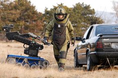 Aus der Anfangszeit des tEODor beim ÖBH Anfang der 2000er-Jahre: Ein Spezialist des EOD-Teams überprüft ein Fahrzeug. (Foto: Bundesheer)