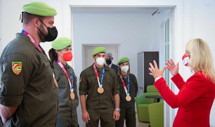 Die Heeressportler, die eine Medaille gewinnen konnten, werden von Verteidigungsministerin Klaudia Tanner empfangen. (Foto: Bundesheer/Gunter Pusch)