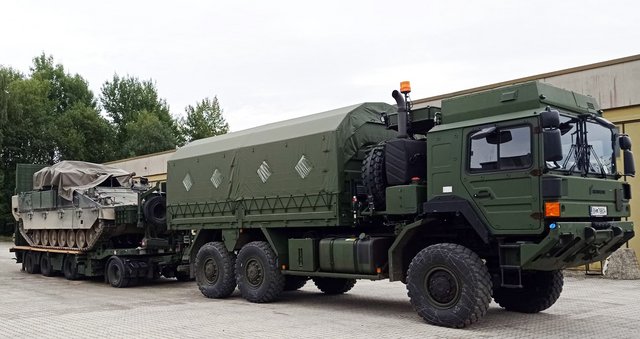 Schützenpanzer "Ulan" verladen auf einem 4-Achs-Tiefladeanhänger. (Foto: Bundesheer/Karl Vukics)