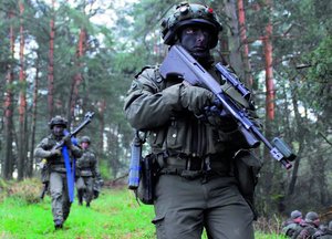 Eine Jägergruppe bewegt sich im gesicherten Fußmarsch im Gelände. (Foto: ÖBH, Filzwieser)