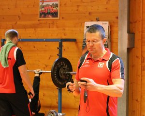 Karl Pavlis in Sportadjustierung mit Stoppuhr und Trillerpfeife. (Foto: Truppendienst/Gerold Keusch)