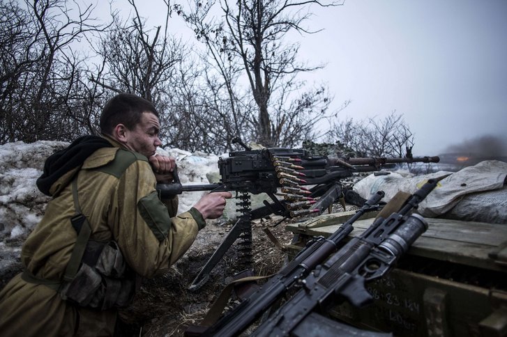 Ein pro-russischer Separatist feuert am 28. Januar 2015 mit seinem überschweren Maschinengewehr  auf eine ukrainische Armeestellung in der Nähe der Stadt Debalzewe. (Foto: MANU BRABO/AFP/picturedesk.com)